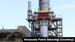 Bu yıl yapılacak başkanlık seçimlerinde, muhalefetin ortak adayına siyasi yasak getirilmesinin ardından, Venezuela’nın petrol ticaretine yeniden uluslararası yaptırımlar uygulanması gündemde. 