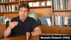 Ecoanalitica adlı finans ve danışmanlık şirketinden Luis Arturo Barcenas’a göre, ekonomisi büyük oranda petrol ihracatına dayanmasına rağmen Venezuela, petrol ve akaryakıt üretimi için gereken teçhizat ve kimyasalları ithal etmek durumunda.