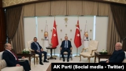 AK Parti Genel Merkezi’ndeki görüşmede, Erdoğan’a AK Parti Genel Başkanvekili Mustafa Elitaş, Özel’e ise CHP İstanbul Milletvekili ve deneyimli diplomat Namık Tan eşlik etti.