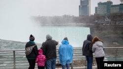 Güneş tutulmasını izlemek için çok sayıda Amerikalı Niagara'ya akın etti.