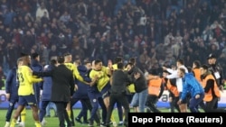 Dün akşam Trabzon’da oynanan ve Fenerbahçe’nin 3-2 üstünlüğü ile sonuçlanan maç sırasında ve sonrasında yaşanan şiddet olayları Türkiye gündemine oturdu. 