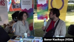 Sivil Sesler Festivali'ndeki “Tahayyül Söyleşileri” etkinliğinde, LGBTi+ bireylerin gündeminde toplumda gördükleri ayrımcılık ve hak ihlalleri vardı.