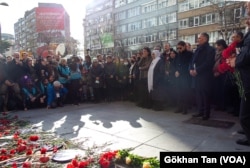 Törene katılanlar, Agos gazetesinin eski ofisinin bulunduğu Sebat Apartmanı'nın önüne, Dink'in vurulduğu yere karanfiller bıraktı. Törene Hrant Dink'in eşi Rakel Dink, kızı Delal Dink ve oğlu Arat Dink de katıldı.