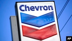 Foto Achiv: Yon afich konpayi petwol Ameriken Chevron nan Bradenton, Florid. 