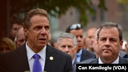 New York eski valisi Andrew Cuomo (solda)