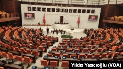 İktidar cephesinde asgari ücret ile ilgili yüzde 30’u savunma yaklaşımı ortaya çıkarken; hem toplumsal hem de siyasi muhalefet cephesi hareketlendi. 