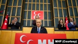 Bahçeli, CHP'li Esenyurt Belediye Başkanı Ahmet Özel ve Beşiktaş Belediye Başkanı Rıza Akpolat’ın tutuklanmasının ardından, iktidarı erken seçime zorlamak için daha fazla sokak eylemi yapmayı planladığı yeni yol haritasına sert tepki gösterdi.