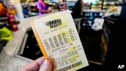 Piyango yetkililerine göre, Mega Millions büyük ikramiyesini kazanma olasılığı 302 milyon 575 bin 350'de bir. 