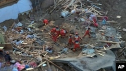 Deprem dolayısıyla yıkılan binalarda arama-kurtarma çalışmaları sürüyor.