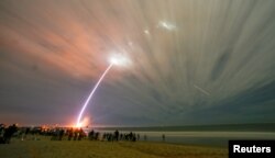 New Glenn roketinin Cape Canaveral Uzay Kuvvetleri İstasyonu'ndan fırlatılışını çok sayıda kişi izledi.