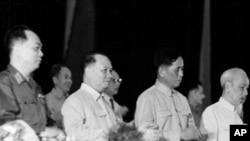 Hà Nội, 1966. Hình minh họa. Hồ Chí Minh (bìa phải), "người nổi lửa nhưng bất an vì viễn cảnh"; và Lê Duẩn (thứ hai từ phải), "đưa đến thống nhất nhưng tạo khủng hoảng toàn diện."