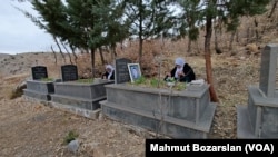 Hava bombardımanında ölenlerin mezarları siyah taştan yapıldı.