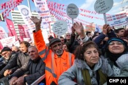 Ankara'da büyük bir kalabalık asgari ücrete yapılan yüzde 30 zammı protesto etti.