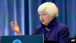 Chicago Ekonomi Kulübü'nde konuşan Maliye Bakanı Yellen, "Genel olarak Biden yönetimi, orta sınıfa fayda sağlamak ve ekonomiyi büyütmek için ülkemizin hayatım boyunca gördüğü en kapsamlı politika ve yatırımları uygulamaya koydu" dedi. 