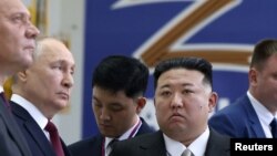 Görüşmeye ilişkin yayınlanan görüntüde, Putin'in Kim'e tesisi gezdirdiği görülüyor