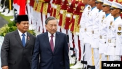 Tổng thống Indonesia Prabowo Subianto và ông Tô Lâm duyệt đội danh dự khi thăm Indonesia. 