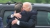 ABD Başkanı Biden Hunter Biden’ın jüri tarafından suçlu bulunmasının ardından oğluna ve aileye destek açıklaması yaparken hukuki sürece saygı göstereceğini söyledi. Fotoğrafta Başkan Biden Delaware’deki Hava Ulusal Muhafız Üssü’nde oğluna sarılırken görülüyor, 11 Haziran 2024. 