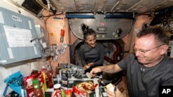 9 Eylül 2024 - Suni Williams ve Butch Wilmore, Uluslararası Uzay İstasyonu'nda pizza yapıyor.