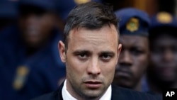 Pistorius, 10 yıl önce Güney Afrika’nın Pretorya şehrindeki evinde kız arkadaşı Reeva Steenkamp'ı vurarak öldürmüştü